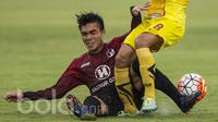 Gelandang Barito Putera, Paulo Sitanggang, terjatuh saat melawan Sriwijaya FC pada laga Piala Presiden di Stadion Kapten I Wayan Dipta, Bali, Senin (13/2/2017). Barito Putera kalah 1-2 dari Sriwijaya FC. (Bola.com/Vitalis Yogi Trisna)