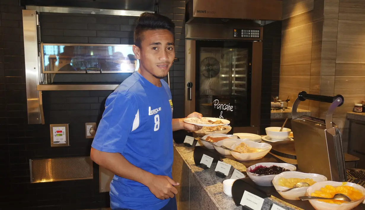 Pemain Persib, Taufiq, sedang memilih menu sarapan pagi di Hotel Fairmont jelang Final Piala Presiden 2015, Minggu (18/10/2015) pagi WIB. (Bola.com/Vitalis Yogi Trisna)