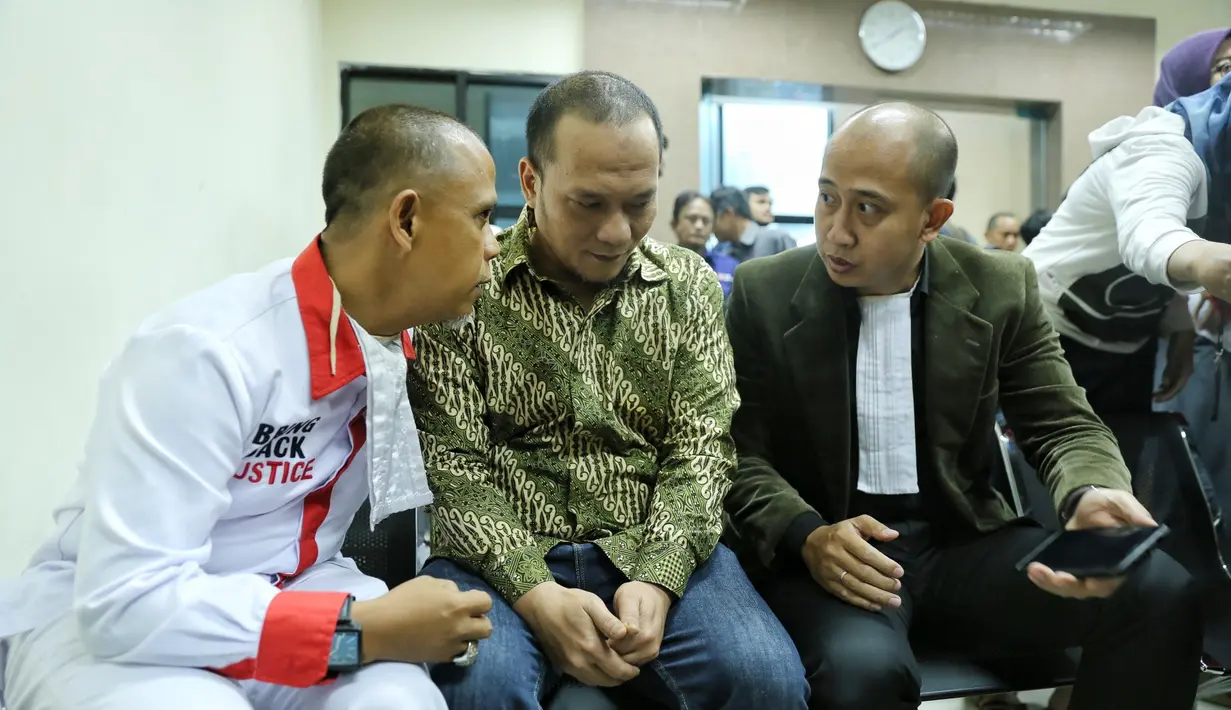 Setelah vonis di bacakan, Majelis Hakim juga memberikan kebebasan pada Iwa K. Apakah menerima vonis atau mau mengajukan banding. Penyanyi itu terlihat diskusi dengan kuasa hukumnya dan menyatakan menerima vonis tersebut. (Adrian Putra/Bintang.com)