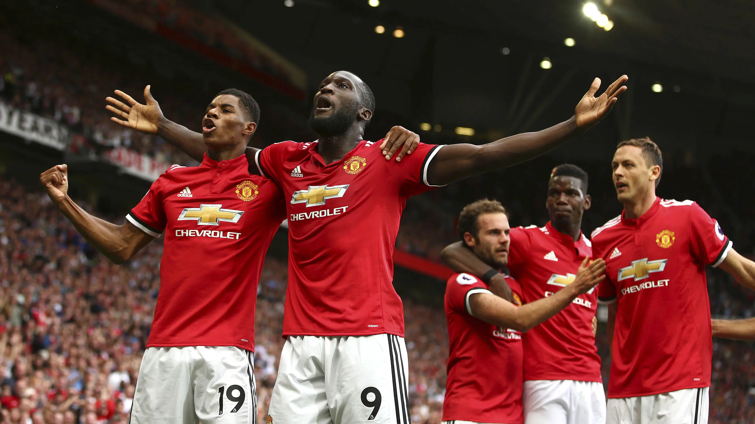 Para pemain Manchester United (MU) merayakan gol Romelu Lukaku ke gawang West Ham pada laga perdana Liga Inggris di Old Trafford, Minggu (13/8/2017). (AP/Dave Thompson)