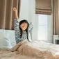 Ilustrasi anak bangun tidur bahagia/copyright shutterstock.com/bluedog studio