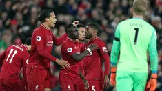 Pemain Liverpool merayakan gol tim mereka ke gawang Huddersfield Town dalam laga lanjutan Premier League 2018-19 pekan ke-36 di Anfield, Jumat (26/4). Bermain di kandang sendiri, Liverpool menang dengan skor telak 5-0.  (AP Photo/Jon Super)