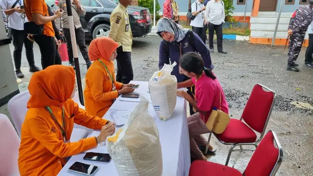 PT Pos Indonesia (Persero) menjadi mitra pemerintah dalam penyaluran bantuan cadangan beras pemerintah (CBP) kepada sejumlah penerima bantuan pangan (PBP).