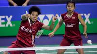 Pebulutangkis ganda putri Indonesia Apriyani Rahayu (kiri) dan Greysia Polii saat bertanding melawan ganda Korea Selatan Lee So Hee dan Shin Seung Chan di final Prancis Terbuka 2017 di Stadion Coubertin, Paris (29/10). (AFP Photo/Thomas Samson)