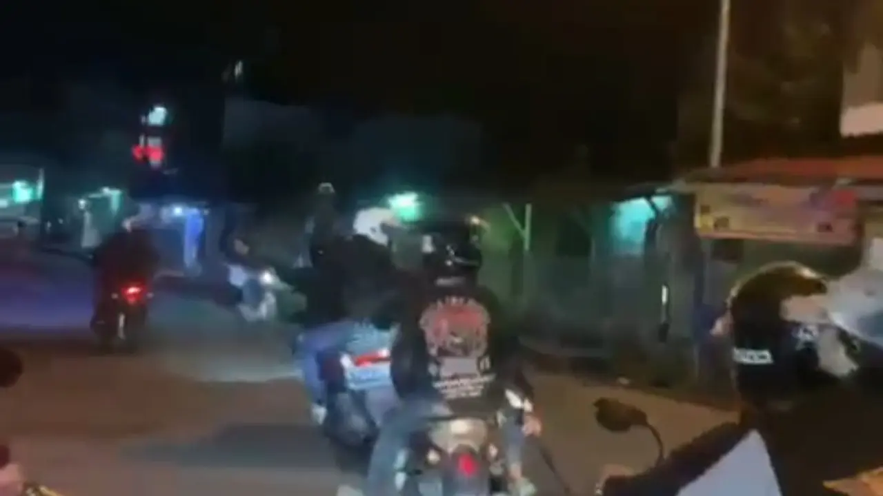 Kelompok berandalan bermotor di Garut, Jawa Barat, tengah mengendarai kendaraan secara zig-zag dan ugal-ugalan, sambil membawa samurai dan botol miras hingga mengganggu pengguna jalan lain. (Liputan6.com/Jayadi Supriadin)