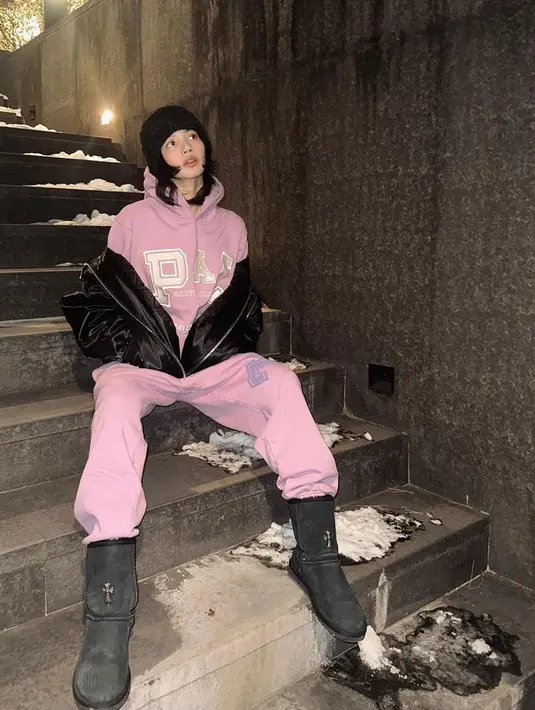 Jodoh terbaik celana warna lilac, salah satunya hitam. Padukan dengan sepatu hitam dan beanie hat untuk tampil boyish maksimal seperti Lisa. [@lalalalisa_m]