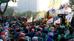 Sejumlah mahasiswa berkumpul di depan Istana Negara, Jakarta, Rabu (28/10/2015). Aksi tersebut untuk menyampaikan aspirasi terkait setahun kinerja pemerintah. (Liputan6.com/Yoppy Renato)