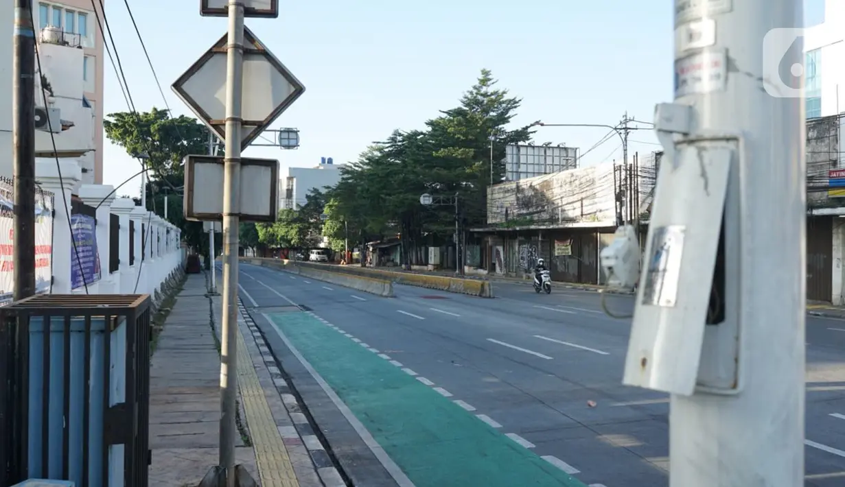 Suasana Jalan Matraman Raya yang sepi dari aktivitas ibadah salat id di Jakarta, Minggu (24/5/2020). Adanya pandemi Covid-19 menyebabkan kegiatan salat id 1441 H di lokasi tersebut ditiadakan. (Liputan6.com/Immanuel Antonius)