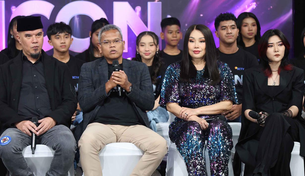 Deputy Director Programming SCTV, Banardi Rachmat, mengungkap harapannya agar ajang ini tidak sekadar menjadi tontonan, melainkan mesin pencetak idola baru berkualitas. Tampak dalam foto, Deputy Director Programming SCTV, Banardi Rachmat (kedua kiri) saat memberi keterangan terkait peluncuran ajang pencarian bakat The Icon Indonesia di SCTV Tower, Jakarta, Senin (6/4/2026). (Kapanlagi/Budy Santoso)