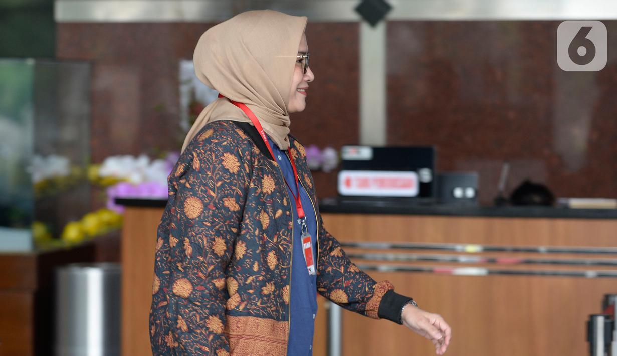 Komisioner KPU Evi Novida Ginting Manik tiba di Gedung KPK, Jakarta, Rabu (26/2/2020). Evi diperiksa sebagai saksi untuk tersangka staf Sekjen PDIP Hasto Kristiyanto, Saeful Bahri, terkait kasus dugaan penerimaan hadiah atau janji penetapan anggota DPR Terpilih 2019-2024. (merdeka.com/Dwi Narwoko)
