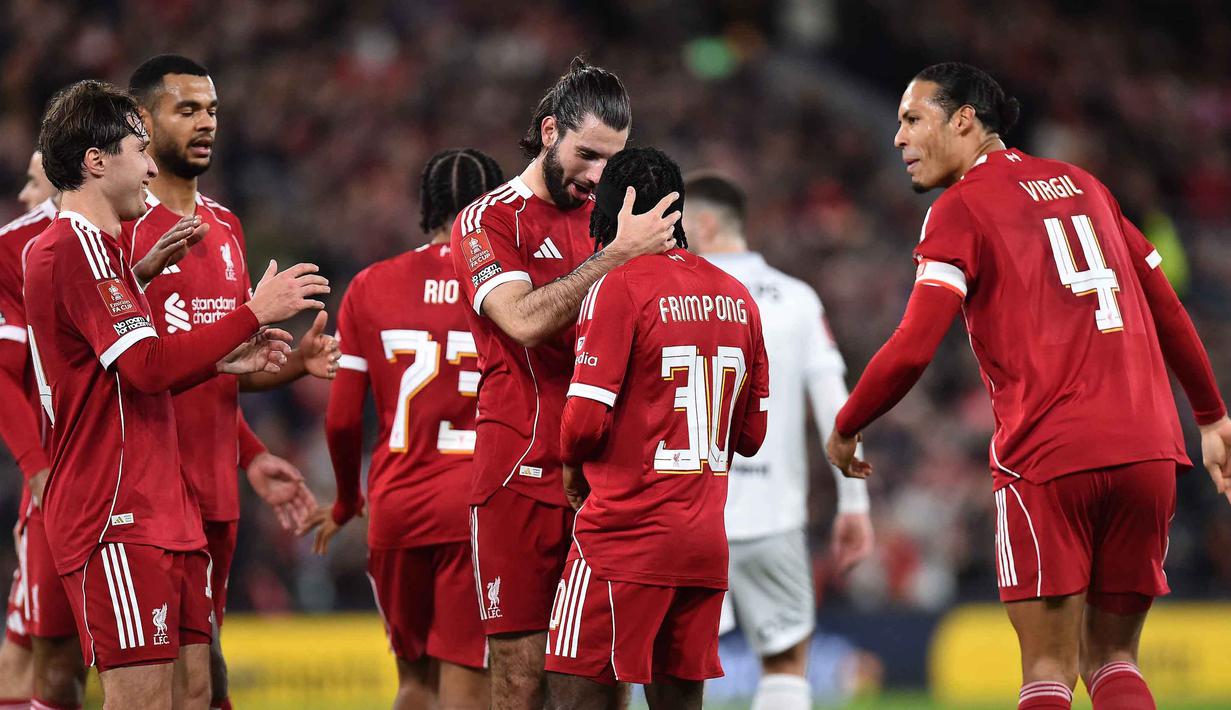 Langkah mantap ditunjukkan oleh raksasa Premier League Liverpool dalam lanjutan kompetisi tertua di Inggris. Tampak dalam foto, bek Liverpool asal Belanda, Jeremie Frimpong merayakan gol kedua tim bersama Dominik Szoboszlai saat pertandingan putaran ketiga Piala FA Inggris melawan Barnsley di Stadion Anfield, pada Senin 12 Januari 2026 waktu setempat atau Selasa (13/1/2026) dini hari WIB. (PETER POWELL/AFP)