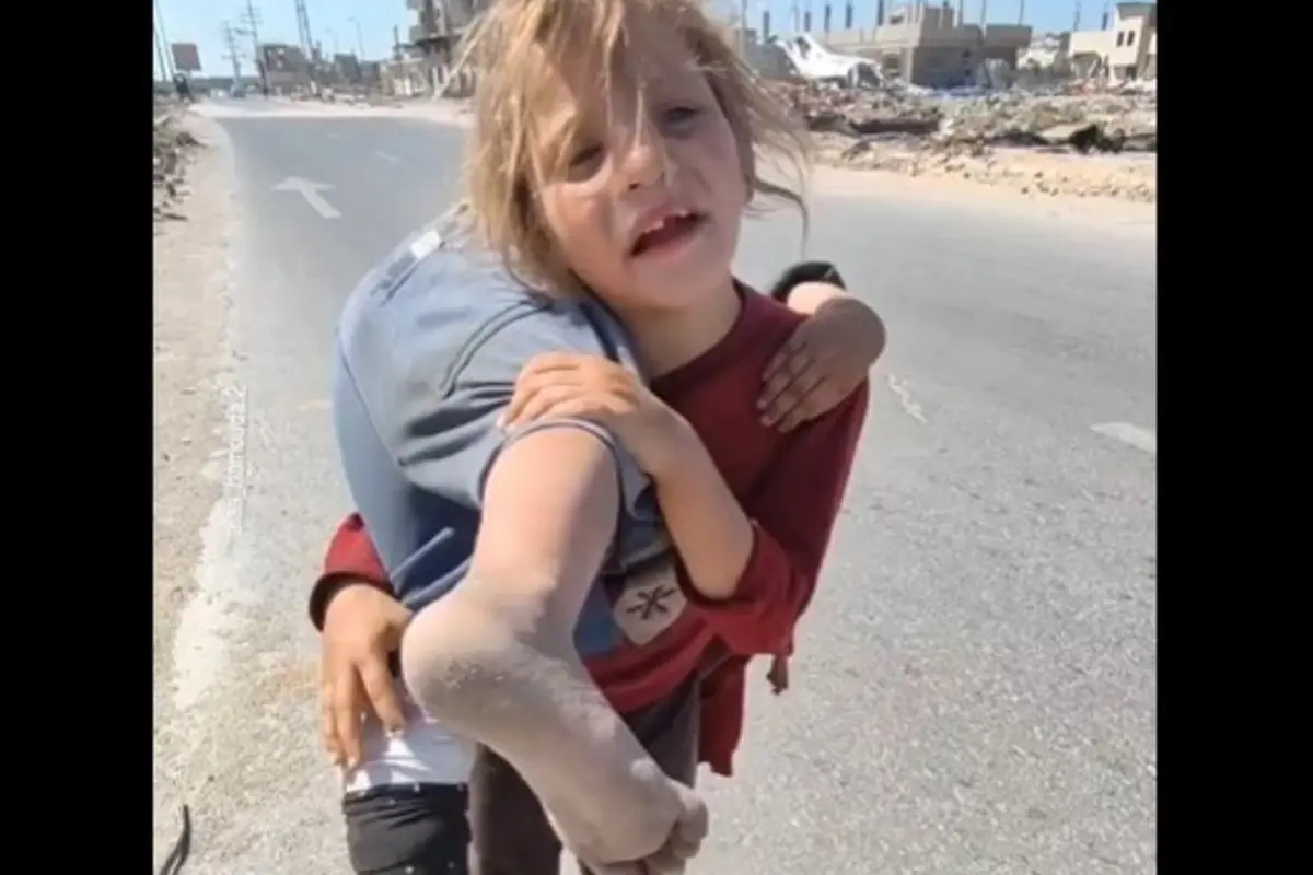 Video Bocah Palestina Gendong Adiknya yang Terluka Demi Mencari Pertolongan Bikin Publik Patah Hati