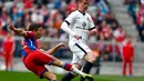 Sepakan Robert Lewandowski sukses membobol gawang Frankfurt (REUTERS/Michael Dalder)