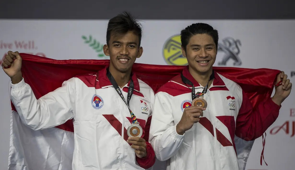 Perenang Indonesia, Triady Fauzi dan Glenn Victor, gagal meraih emas SEA Games cabang renang nomor 200 meter kupu-kupu di National Aquatic Stadium, Kuala Lumpur, Rabu (23/8/2017). Keduanya kalah dari Joseph Schooling. (Bola.com/Vitalis Yogi Trisna)
