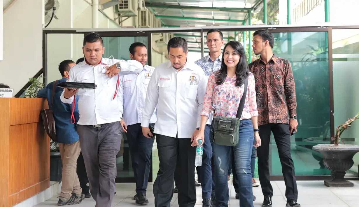 "Putusan prdamaian BATAL.. Gugatan hak asuh anak dilanjutkan.. Tuhan pasti brikan yg trbaik utkqu..," tulis Tessa dalam foto bersama kuasa hukumnya yang diunggah Senin (19/3). (Adrian Putra/Bintang.com)