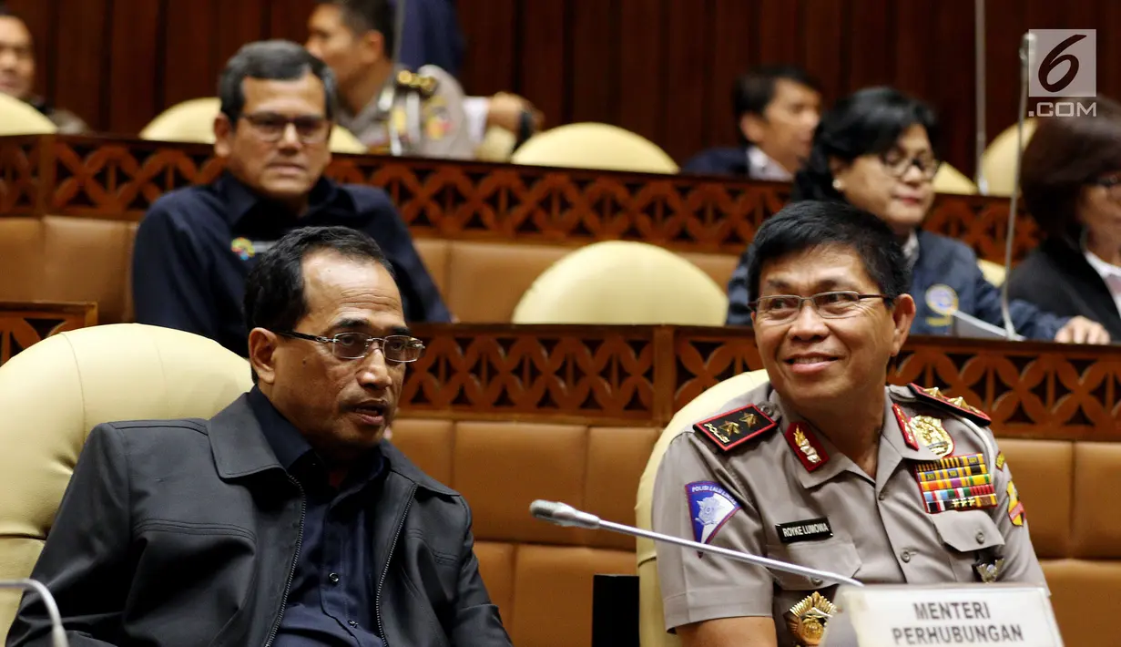 Menhub Budi Karya Sumadi mengikuti raker dengan Komisi V di Kompleks Parlemen MPR/DPR-DPD, Jakarta, Senin (28/5). Kebijakan pemerintah ini harus sesuai RUU 22/2009 tentang LLAJ mengenai aturan ojek daring atau online pekan depan. (Liputan6.com/JohanTallo)