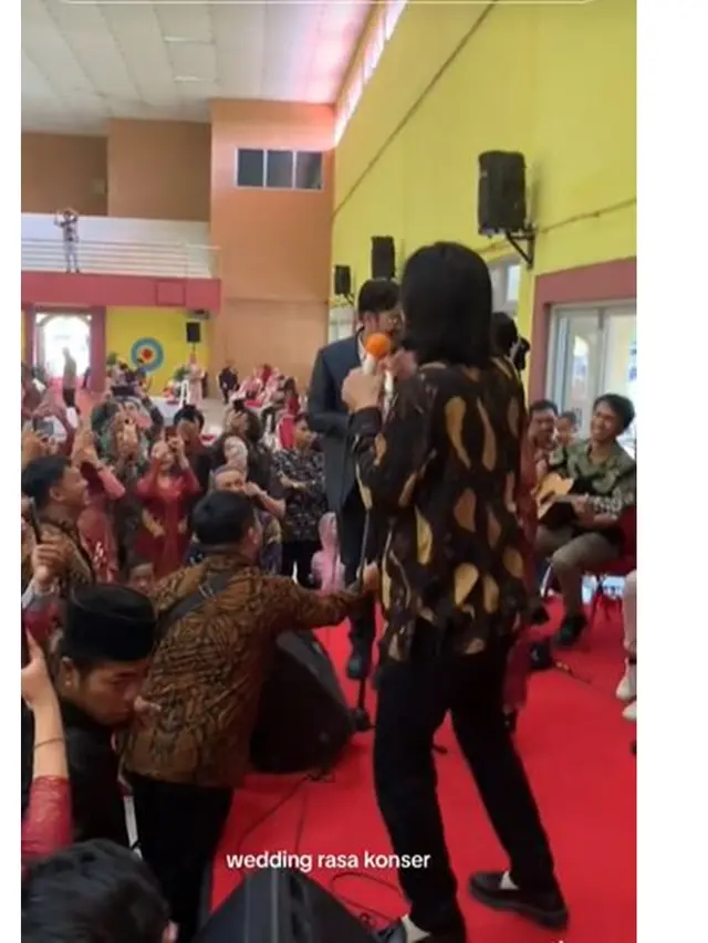 6 Potret Sheila On 7 Kondangan di Acara Nikahan, Sumbang Lagu di Panggung Sederhana