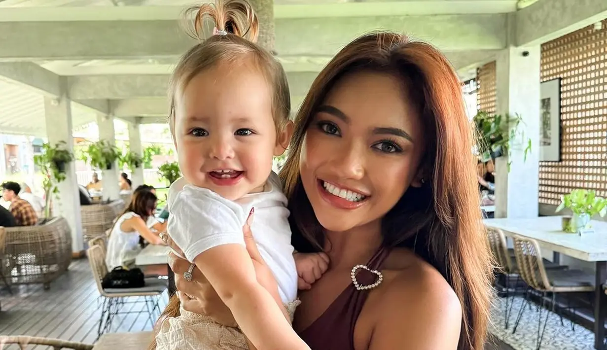 Di momen tersebut, Marion membagikan potret cantiknya saat menggendong baby Kamari. Tampak bocah yang sebentar lagi segera berusia 1 tahun itu tertawa ceria memperlihatkan giginya. Dengan gaya rambut khasnya yang diikat satu ke atas membuatnya terlihat sangat menggemaskan. (Liputan6.com/IG/@lalamarionmj)