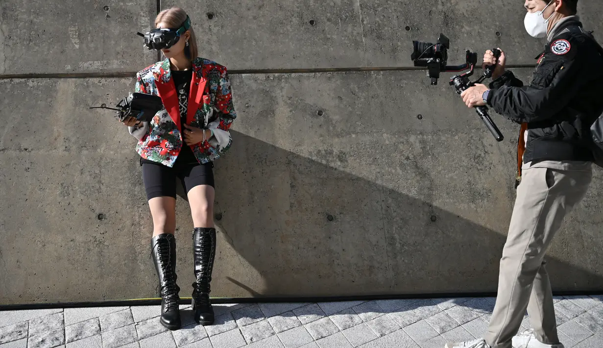 Seorang peserta berpose untuk foto selama Seoul Fashion Week Spring/Summer 2023 di Dongdaemun Design Plaza di Seoul pada 12 Oktober 2022. Peragaan busana ini dimulai pada 11 Oktober 2022 selama lima hari. (AFP/Jung Yeon-je)