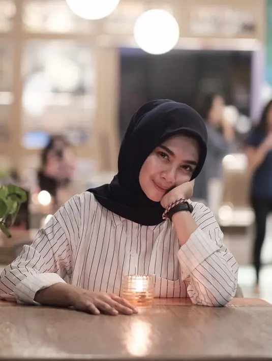 Briptu Imah tetap terlihat memesona saat kenakan seragam atau tidak kenakan seragam. Kecantikan yang hakiki nih!  (Liputan6.com/IG/hikmanursyaa)