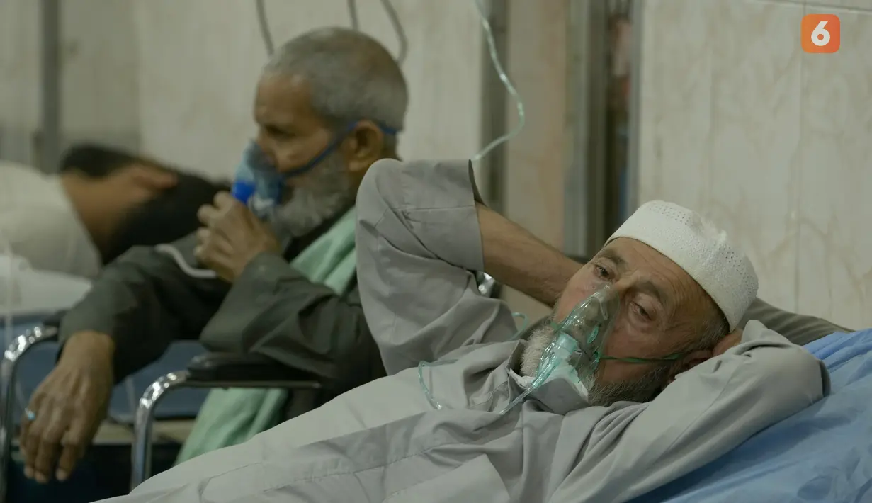 Seorang pria dengan masalah pernapasan dirawat di rumah sakit saat badai pasir melanda Baghdad, Irak, Senin, 16 Mei 2022. Badai pasir yang melanda Irak mengirim sedikitnya 2.000 orang ke rumah sakit dengan masalah pernapasan dan menyebabkan penutupan bandara, sekolah dan umum kantor di seluruh negeri. (AP Photo/Hadi Mizban)