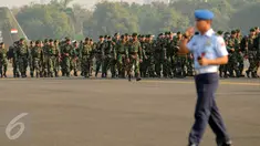 Pasukan TNI yang tergabung dalam Satgas Pemadaman Kebakaran Hutan dan Lahan bersiap menuju Sumatera Selatan dari Lanud Halim Perdanakusuma Jakarta, Kamis (22/10/2015). Satgas ini akan bertugas selama sekitar dua bulan. (Liputan6.com/Helmi Fithriansyah)