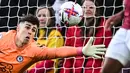 Kepa Arrizabalaga dikabarkan tengah diincar klub tajir Arab Saudi, Al Ittihad. The Blues pun tak akan menghalangi kepergian kiper asal Spanyol tersebut. Chelsea siap melego Kepa, asalkan angka ditawarkan sesuai banderolnya saat ini, yakni 20-30 juta euro. (JUSTIN TALLIS / AFP)