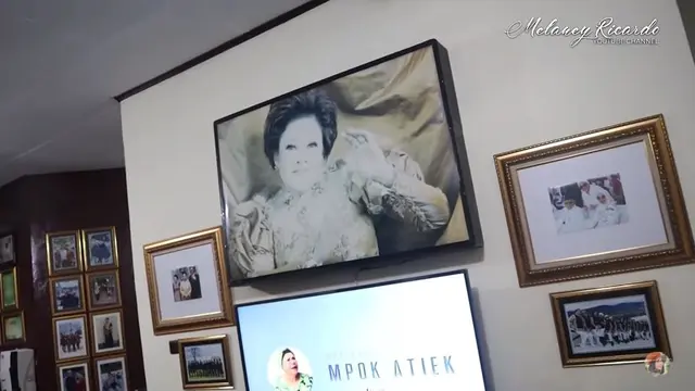 8 Potret Rumah Mpok Atiek yang Sederhana, Dipenuhi Foto Masa Muda