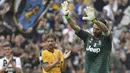 Kiper Juventus, Gianluigi Buffon, menyapa suporter usai melawan Verona pada laga Serie A Italia di Stadion Allianz, Turin, Sabtu (19/5/2018). Laga ini menjadi yang terakhir bagi Buffon setelah 17 tahun membela Juventus. (AFP/Marco Bertorello)