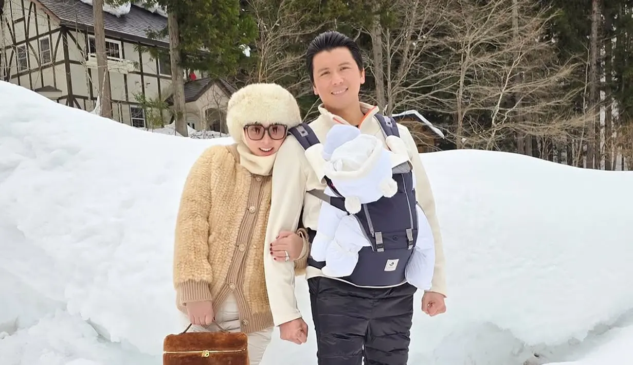 <p>Adalah Loro Piana Carfur Bag berwarna cokelat tua. Tas berbulu halus ini diperkirakan dijual dengan Rp60-70 jutaan [@princessyahrini]</p>