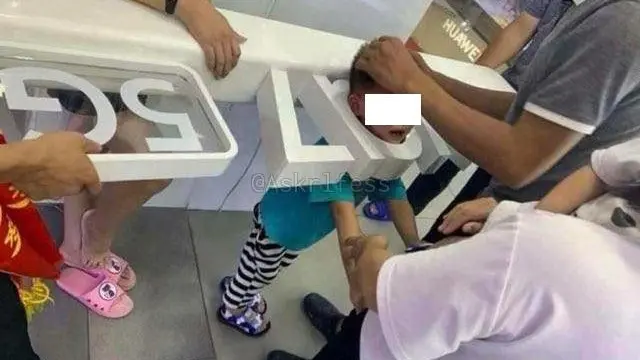 6 Aksi Nyeleneh Bocah saat di Counter HP, Seenaknya Sendiri