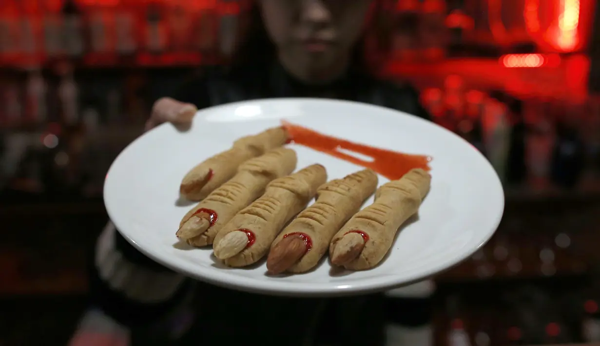 Pelayan menunjukkan potongan jari tangan monster di atas piring di bar V, Beijing, Cina, Jumat (28/11/2014). (REUTERS/Kim Kyung-Hoon)