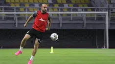 Pemain Timnas Palestina, Mohammed Rashid menjalani sesi latihan di Stadion Gelora Bung Tomo, Surabaya, Selasa (13/6/2023) malam jelang pertandingan FIFA Matchday melawan Timnas Indonesia. (Bola.com/Aditya Wany)