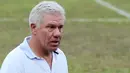 Pelatih baru Timnas Indonesia Wim Rijsbergen saat meninjau latihan perdana timnas senior di Lapangan PSSI, Jakarta, Jumat (15/7). Rijsbergen ditunjuk PSSI menggantikan Alfred Riedl. FOTO ANTARA/Puspa Perwitasari