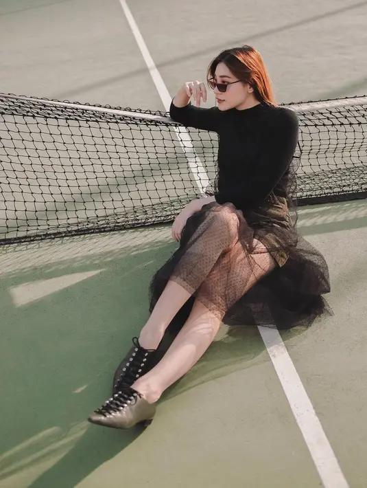 Salah satu fashion item yang kerap digunakan oleh perempuan kelahiran Surabaya ini adalah kacamata hitam. Patricia kerap mengenakan kacamata hitam dalam kondisi yang terik ataupun untuk sekedar bergaya selfie. (Liputan6.com/IG/pattdevdex)