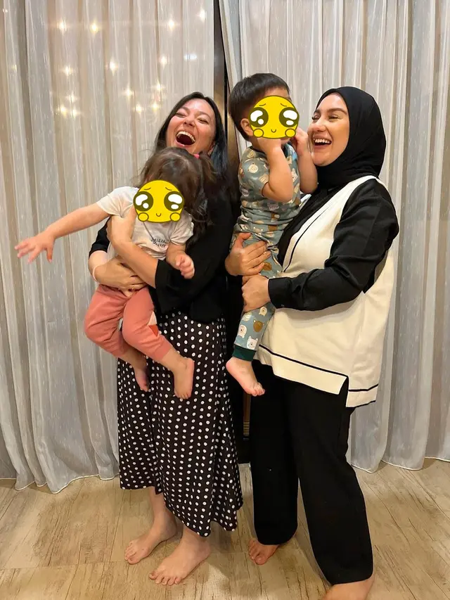 7 Momen Persahabatan Keluarga Irish Bella dan Asmirandah, Kompak Banget