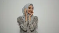 Tutorial hijab segi empat bahan satin. (dok. tangkapan layar Vidio/DreamID)