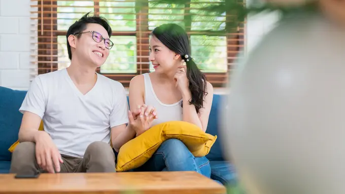 perempuan dan pasangan 11 juli genggam