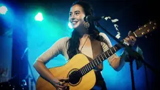 Sandrayati Fay, sosok penyanyi indie yang sudah tak asing di telinga pecint musik Tanah AIr. Ia merupakan wanita berdarah Filipina-Amerika namun lahir serta besar di Jawa dan Bali. (Liputan6.com/IG/@sandrayatifay)