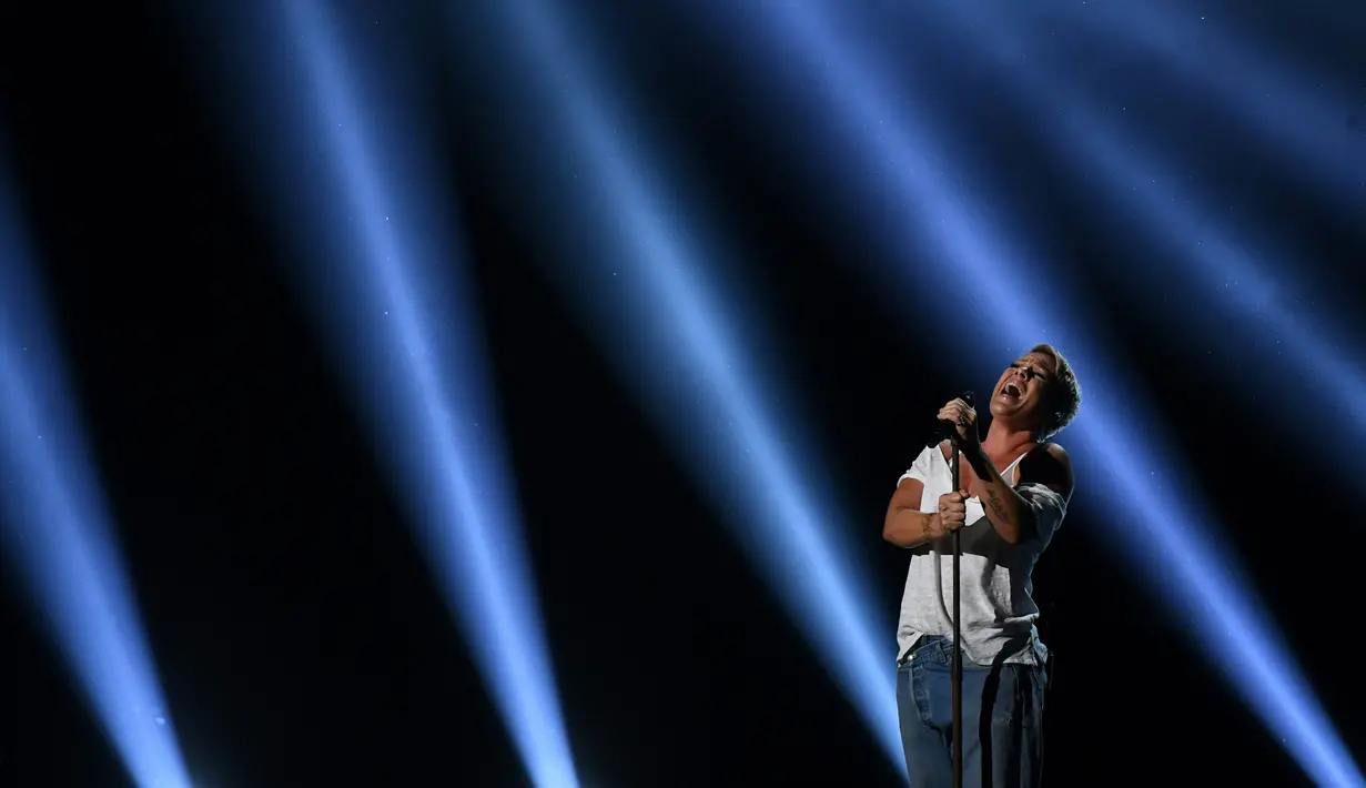Penampilan penyanyi Pink saat manggung di ajang Grammy Awards 2018, New York City, Minggu (28/1). Menyanyikan lagu "Wild Hearts Can't Be Broken", Pink tampil emosional dan sukses membawakan lagu dengan menyentuh. (Timothy A. CLARY / AFP)