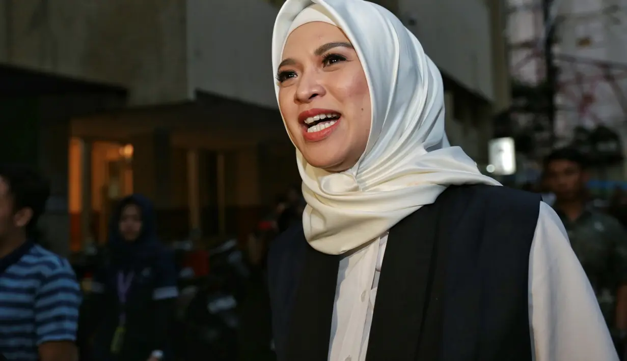 "Saya ketemu, dia bilang Del tolong selesaikan, suaminya diingatkan. Saya turun tangan tanda tangan, bertanggung jawab ingatkan suami saya," ujar Delia Septianti. (Adrian Putra/Bintang.com)