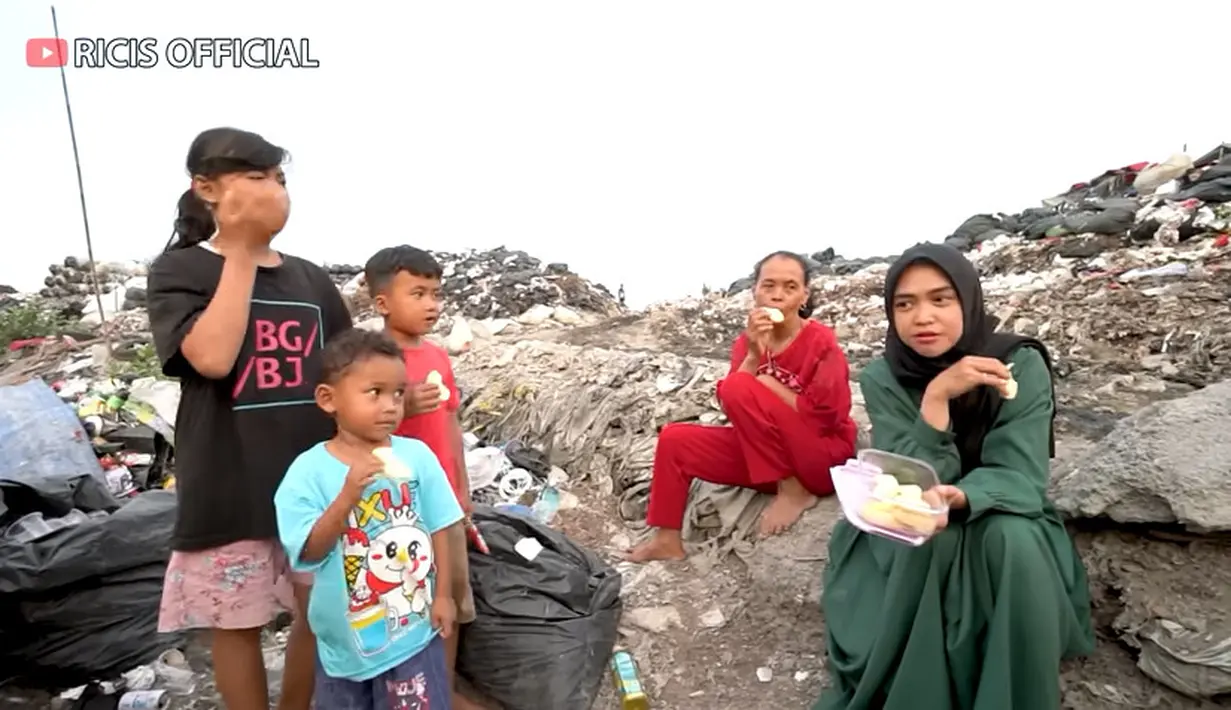 "Yah, lupa aku sisain satu buat aku mukbang di sini. Tadi tuh aku pengin bikin konten mukbang di sini. Yah, gimana ya guys, mukbang apa ya?" kata Ricis yang berjalan menuju mobilnya. [Youtube/Ricis Official]