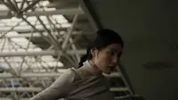 Monika, leader PROWDMON, di video musik Suzy, Satellite. (dok. tangkapan layar YouTube/1theK)