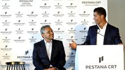 Cristiano Ronaldo memberikan sambutan saat pembukaan hotel barunya 'Pestana Hotel' di Portugal, (22/7/2016). (EPA/Homem De Gouveia)