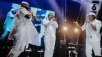 Tiga personil grup vokal Boyz II Men, Shawn Stockman, Wanya Morris dan Nathan Morris saat tampil di atas panggung pada konser bertajuk Boyz II Men Tour of Asia 2019 di Tennis Indoor Senayan, Jakarta, Rabu (4/12/2019). Boyz II Men tampil membawakan sebanyak 20 lagu. (Liputan6.com/Faizal Fanani)