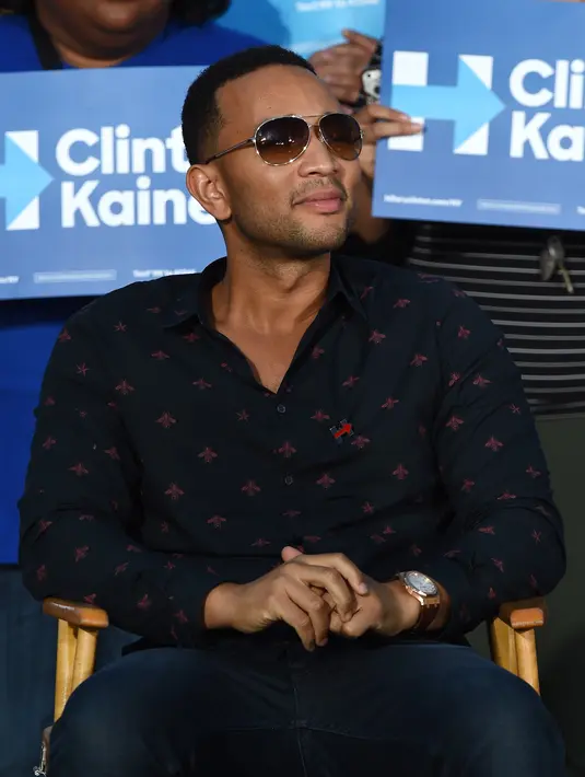 Menurut John, Chrissy tidak melakukan kesalahan di matanya. John menyukai cara istrinya ketika mencairkan suasana di kejadian seperti itu. (AFP/Bintang.com)