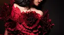 Dibantu oleh fashion stylist Reva Marchellin, pemeran film “Bukan Cinderella” ini menunjukkan pesona yang berbeda dalam balutan dress merah dengan detail ruffle berbentuk bunga mawar. (Instagram/fuji_an).