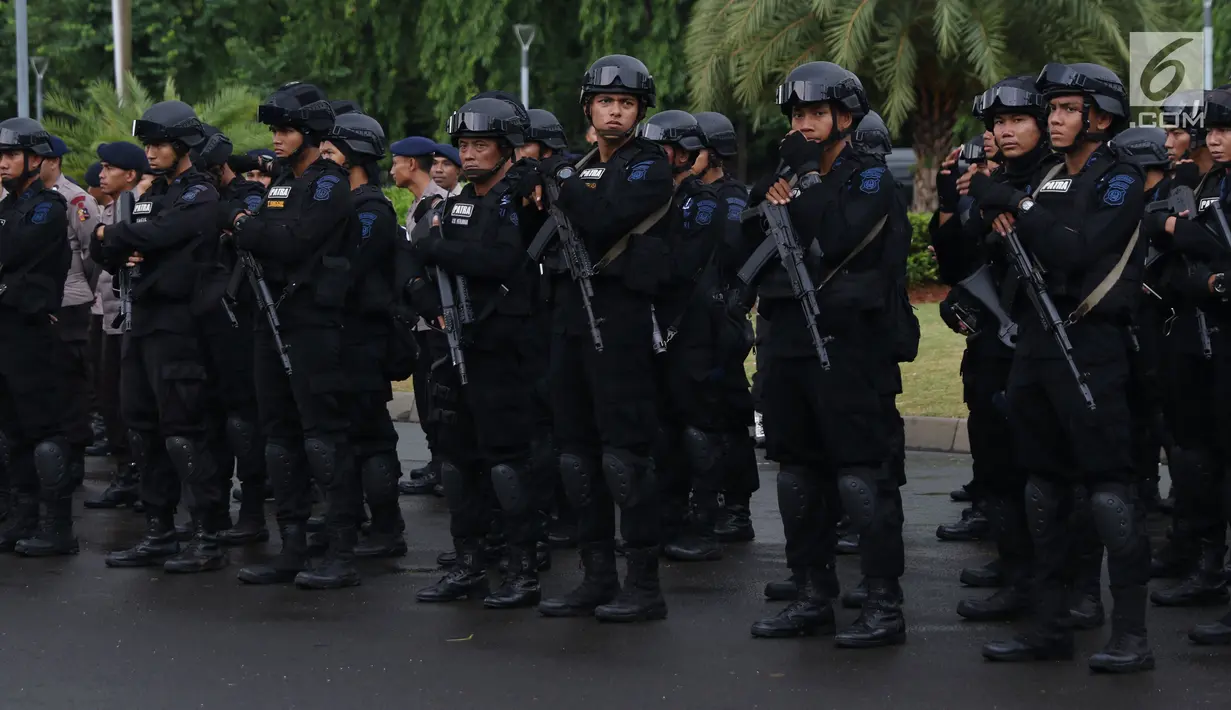 Pasukan dari Korps Brimob Polri mengikuti apel kesiapan pengamanan malam pergantian tahun di kawasan Silang Monas, Jakarta, Senin (31/12). Apel dipimpin Kapolda Metro Jaya, Irjen Pol Idham Azis bersama unsur terkait. (Liputan6.com/Helmi Fithriansyah)