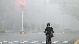 Kabut asap menyebabkan kualitas udara berada di tingkat berbahaya. Kondisi ini memperburuk kesehatan bagi penduduk kota Lahore, Provinsi Punjab, Pakistan. (Arif ALI/AFP)