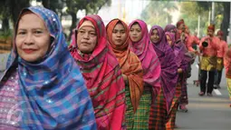 Perempuan dari Sumbawa Barat mengenakan pakaian Kedung "Kere" Dua dalam Parade Budaya Lombok Sumbawa 2016 di Jakarta, Minggu (17/7). Parade ini memperkenalkan seni dan budaya NTB menyambut kegiatan Visit Lombok Sumbawa 2016. (Liputan6.com/Gempur M Surya)